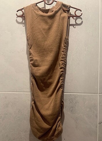 Yandan büzgülü mini elbise