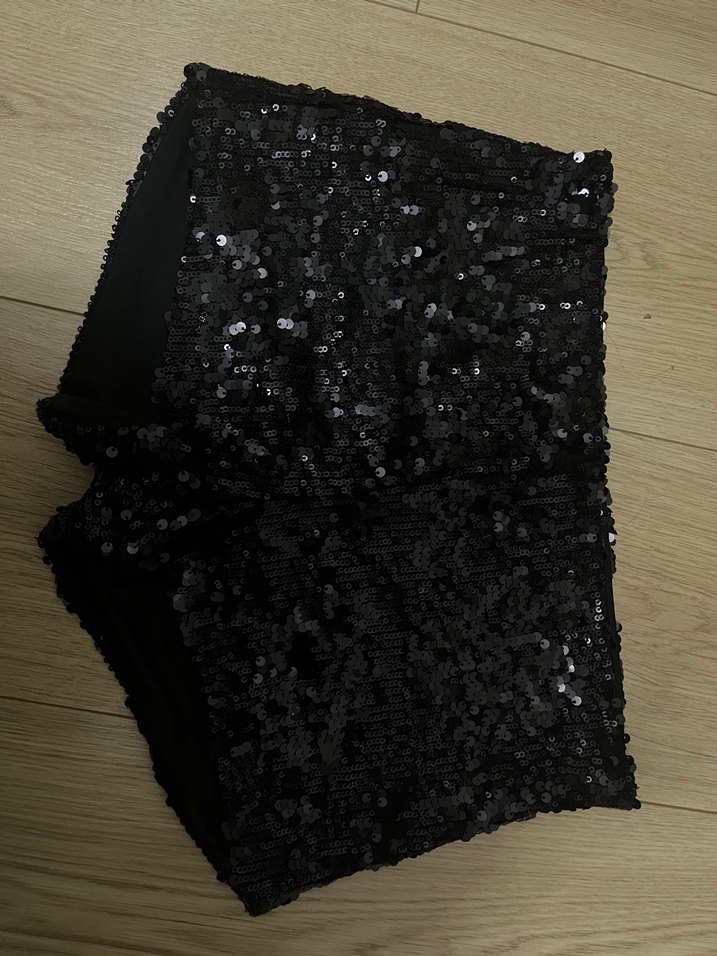 Bershka Kısa mini pullu Şort - Görsel 5