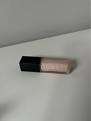 Huda Beauty concealer 1.7B Honey