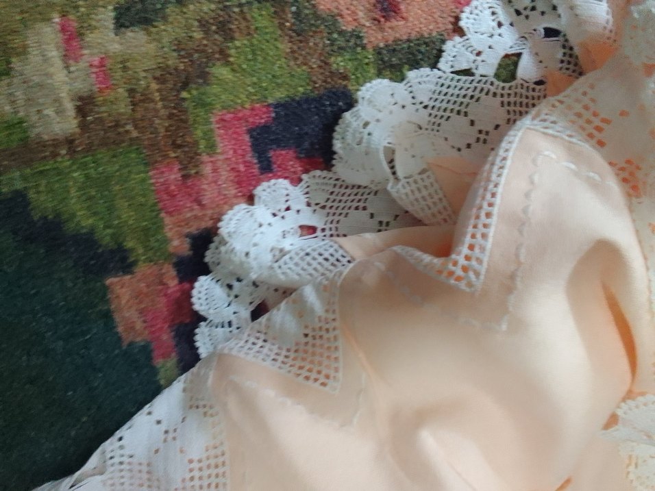 yavru ağzı  Nakışlı Pastel Masa Örtüsü 137 cm ebat - Görsel 2