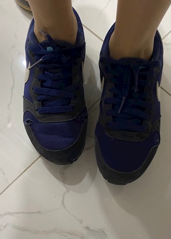 sporda giyilmiş kokulu sneaker