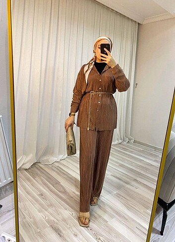 Zara Piliseli takım bedenleri mevcuttur 