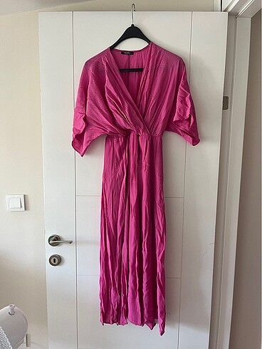 Pembe elbise
