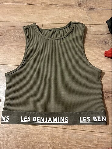 Les benjamins crop