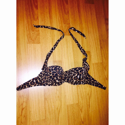 Leolar kalıplı bikini üstü