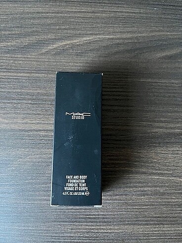 Mac face and body fondöten C1