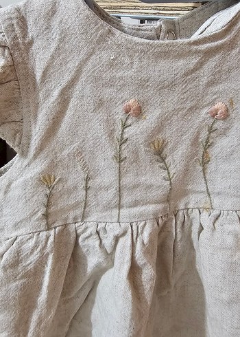 Kız Çocuk  bej Keten Nakışlı Fırfırlı Elbise - Görsel 3