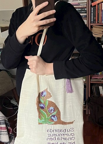 Kedi ve Şiir Temalı etamin kanaviçe işlemeli çanta - Görsel 8