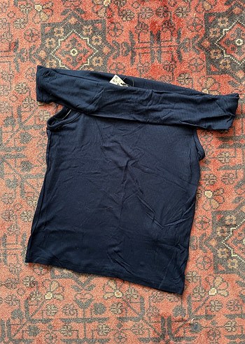 Stradivarius Madonna Yaka Lacivert Omzu Açık Bluz - Görsel 2