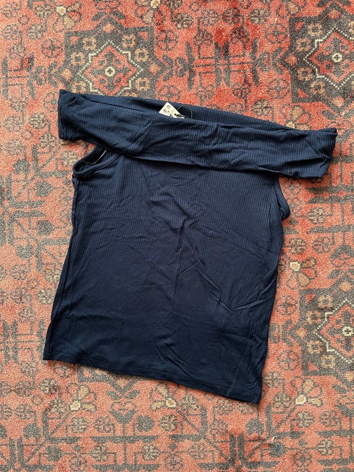 Stradivarius Madonna Yaka Lacivert Omzu Açık Bluz - Görsel 2