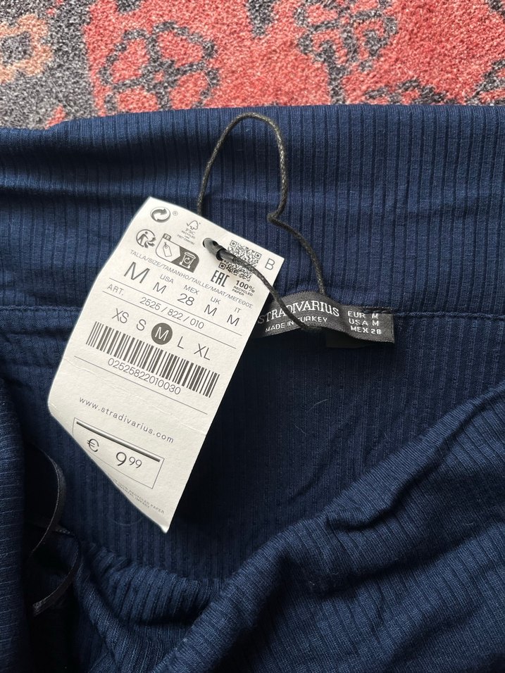 Stradivarius Madonna Yaka Lacivert Omzu Açık Bluz - Görsel 4