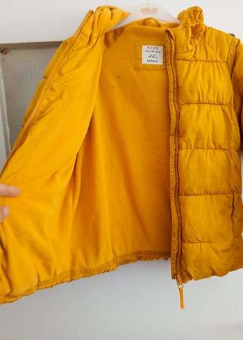 Sarı Düğmeli Kız Çocuk Montu - Görsel 6