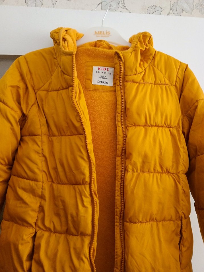 Sarı Düğmeli Kız Çocuk Montu - Görsel 2