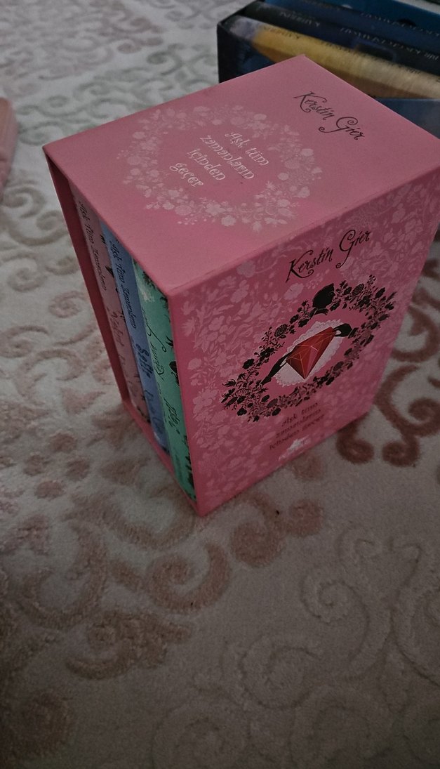 Safir, Mavi ve Yakut Serisi Roman Seti - Görsel 2