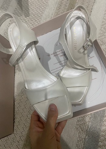 Zara Beyaz Tokalı Blok Topuklu Kadın Abiye Ayakkabı