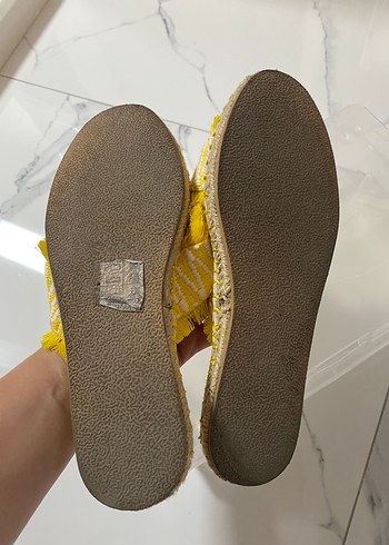 H&M Sarı Nakışlı Fırfırlı Kadın Terlik