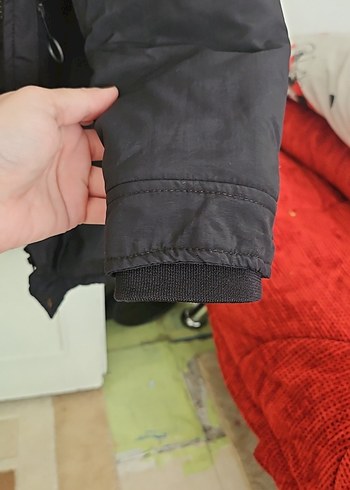 Erkek Çocuk Siyah Kapüşonlu Kışlık Mont - Görsel 4