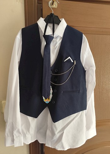 Düğmeli Lacivert Yelek ve Beyaz Gömlek Takımı - Görsel 3