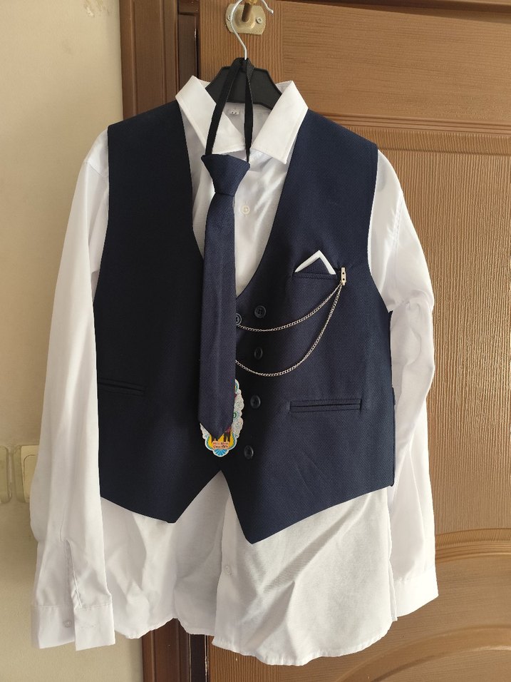 Düğmeli Lacivert Yelek ve Beyaz Gömlek Takımı - Görsel 3