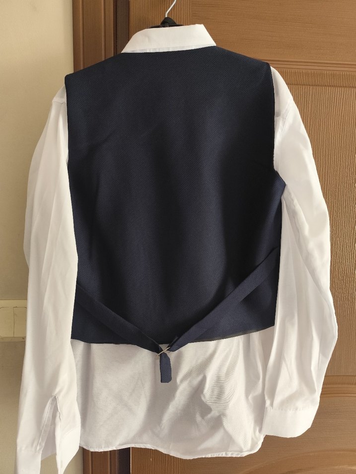 Düğmeli Lacivert Yelek ve Beyaz Gömlek Takımı - Görsel 4