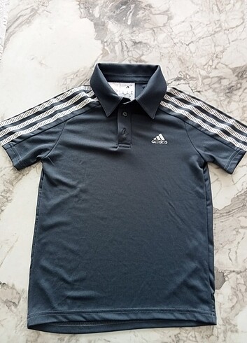 9 Yaş Beden Adidas tişört yeni 