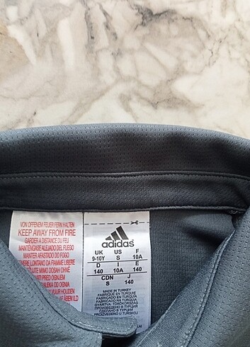 9 Yaş Beden gri Renk Adidas tişört yeni 