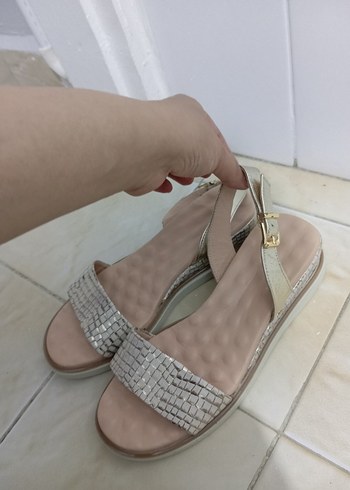 Beyaz Dolgu Topuklu Kadın Sandalet