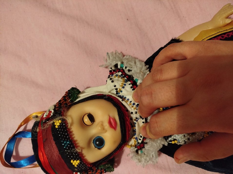 Renkli Geleneksel Kıyafetli Bebek - Görsel 3