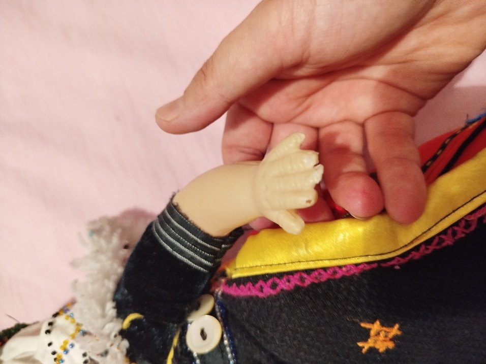 Renkli Geleneksel Kıyafetli Bebek - Görsel 4