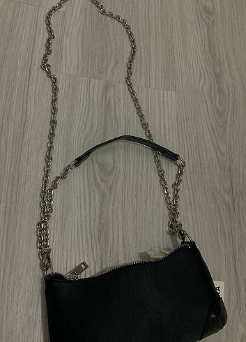  Beden siyah Renk Bershka Etiketli canta