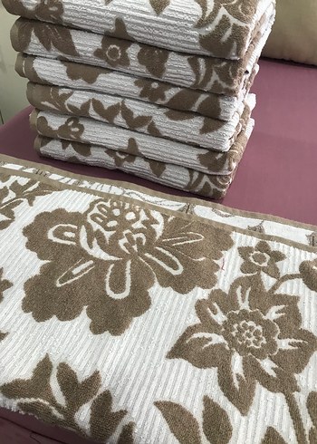 Kahverengi Çiçek Desenli Havlu - Görsel 2