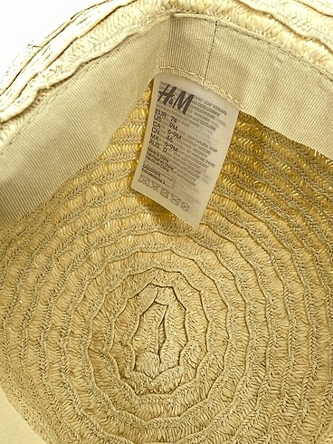  Beden H&M Şapka %70 İndirimli.