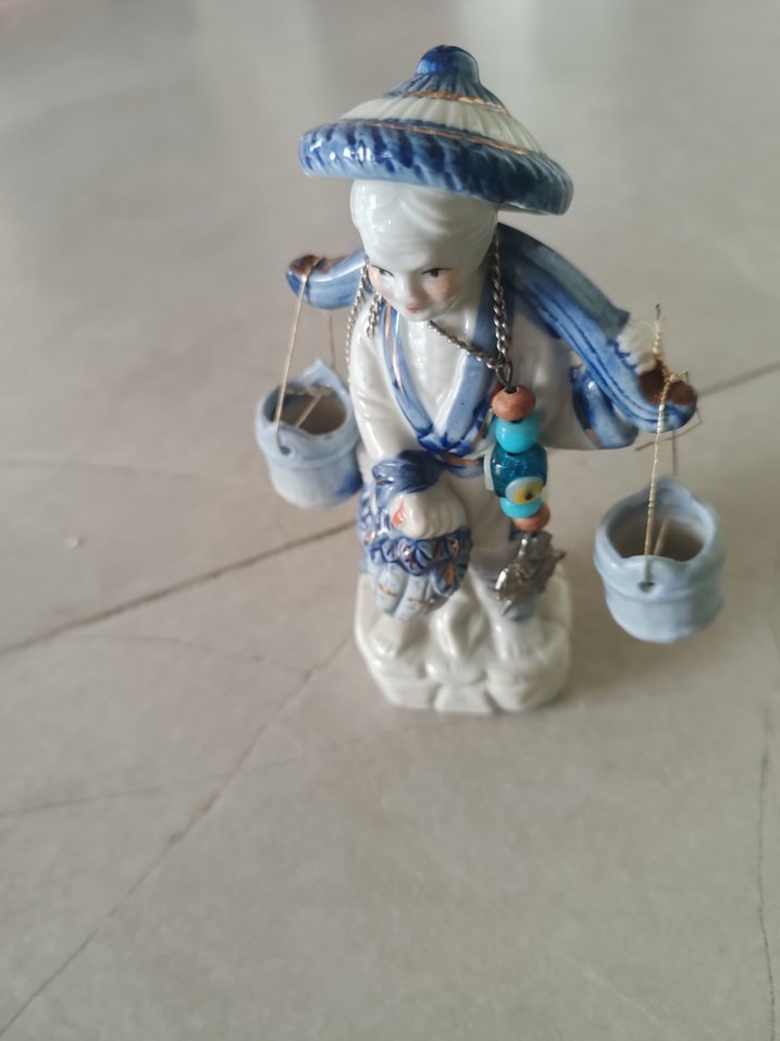 Mavi Detaylı Seramik Figürin - Görsel 2