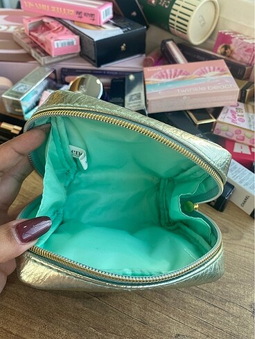 Benefit Cosmetics Benefit makyaj çantası