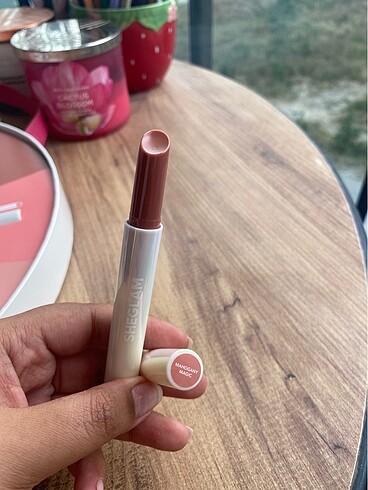 Sheglam Mahogany Magic ruj