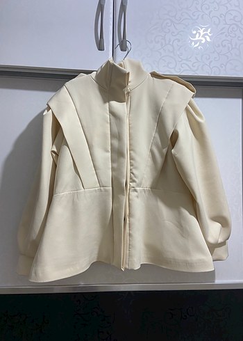 Bej Kemer Detaylı Kısa Kadın ceket - Görsel 2