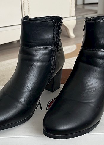 Polaris Parlak Siyah Deri Kadın Bot - Görsel 3