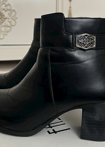 Polaris Parlak Siyah Deri Kadın Bot - Görsel 2