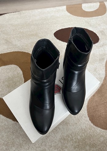 Polaris Parlak Siyah Deri Kadın Bot - Görsel 5