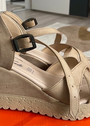 Bej Bantlı Dolgu Topuklu Kadın Sandalet - Görsel 2