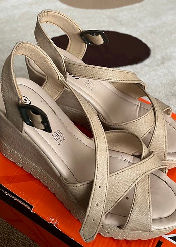 Bej Bantlı Dolgu Topuklu Kadın Sandalet - Görsel 3