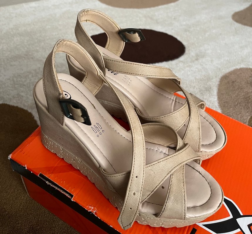 Bej Bantlı Dolgu Topuklu Kadın Sandalet - Görsel 3