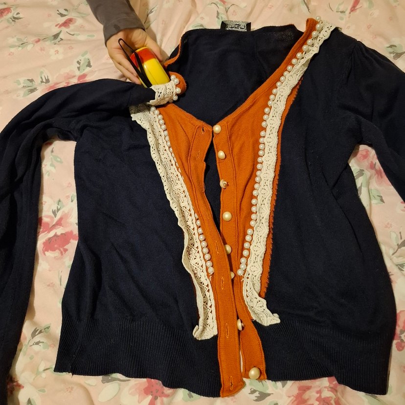 Düğmeli Nakışlı V Yaka Kadın Hırka - Görsel 3