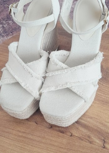 Stradivarius Beyaz Keten Dolgu Topuklu Sandalet