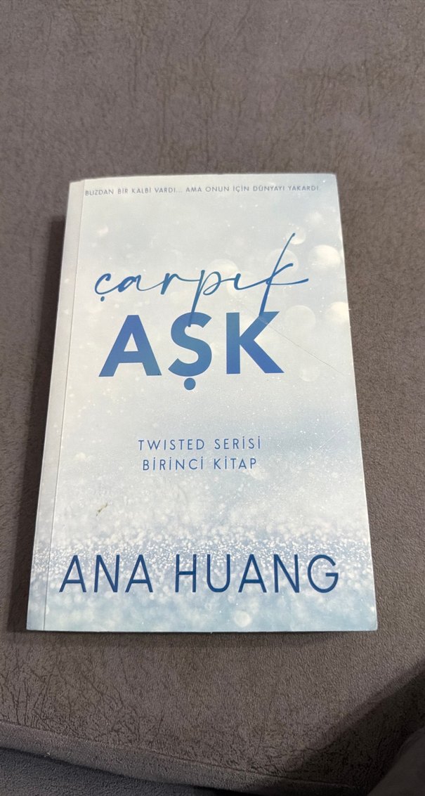Çarpık Aşk - Ana Huang - Görsel 2
