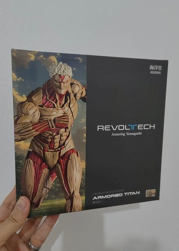Revoltech Amazing Yamaguchi Armored Titan Kutusu