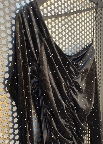 Koton Siyah Asimetrik Yaka Taşlı Kadife Elbise - Görsel 5