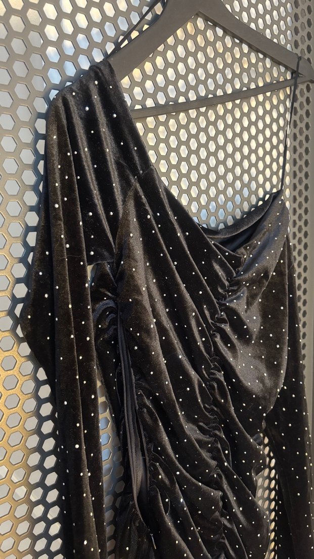 Koton Siyah Asimetrik Yaka Taşlı Kadife Elbise - Görsel 5