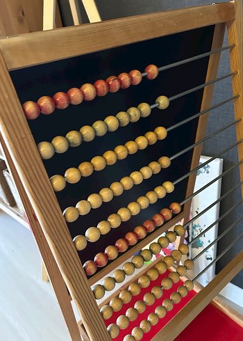 Kırmızı Çocuk Tahtası ve Raflı Ahşap Stand - Görsel 3