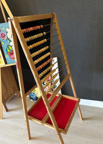 Kırmızı Çocuk Tahtası ve Raflı Ahşap Stand - Görsel 2